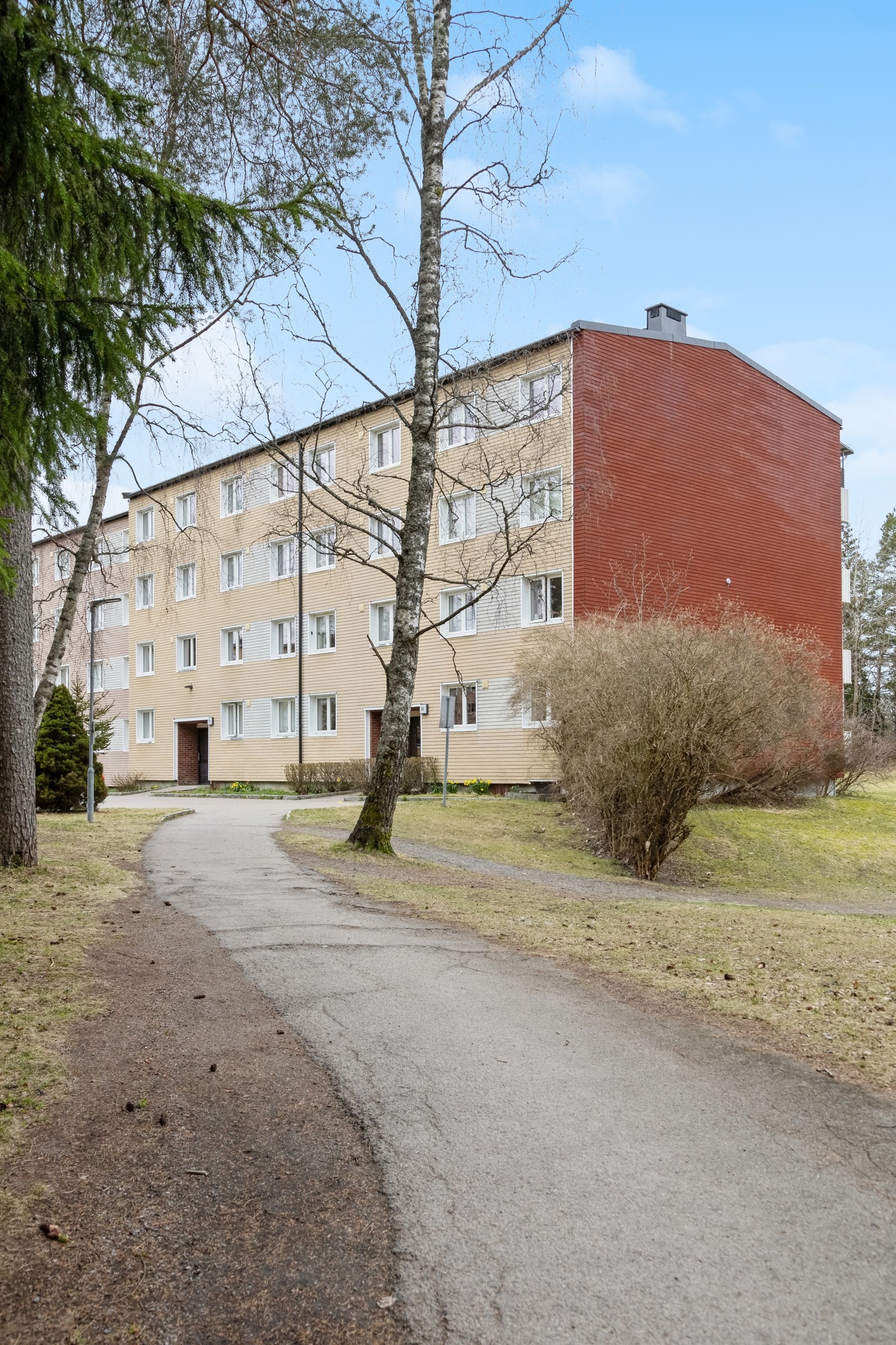 Rett ved leiligheten ligger også Lambertseters helt egne lysløype som er et populært turområde for beboerne i området både sommer og vinter. Her ifra er det også en gangvei som tar deg rett over til Skullerud og videre inn i Østmarka. Galleribilde