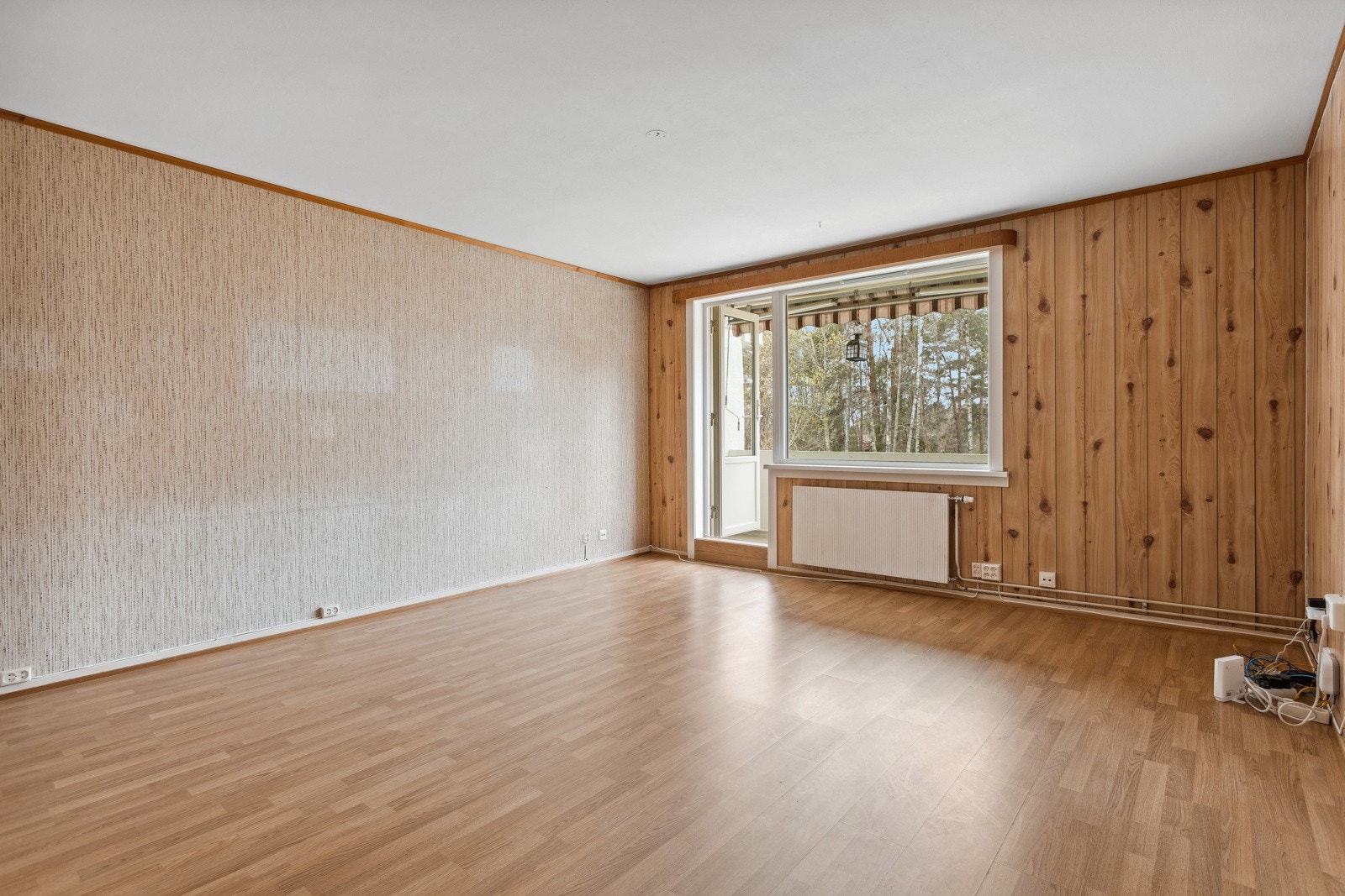 Lys og luftig stue med store vindusflater som slipper inn mye naturlig lys til hele rommet. Fine møbleringsmuligheter med god plass til sofagruppe, TV-benk og annet ønsket møblement. Galleribilde