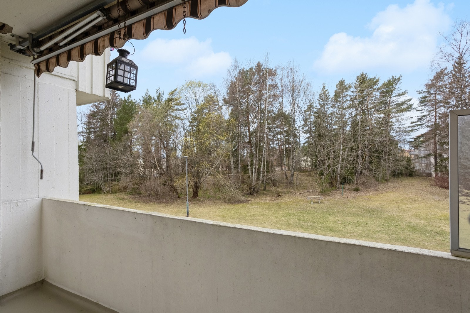 Nærmeste matbutikk er Rema 1000 i kort gangavstand fra leiligheten. På andre siden av veien for butikken ligger Narvesen og Bergkrystallen T-banestasjon Galleribilde