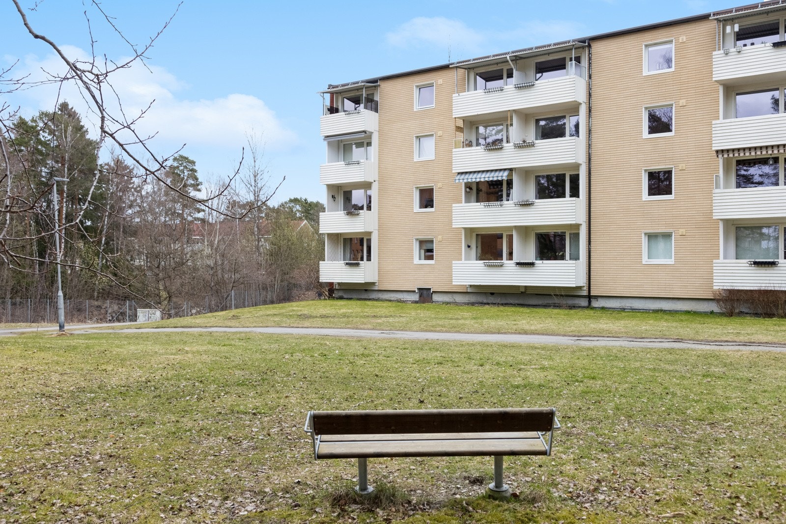 Leiligheten hører til Pynten borettslag. Borettslaget ligger i umiddelbar nærhet til grøntområder som gir flotte turmuligheter, samtidig som borettslaget har store grøntareal som er pent opparbeidet. Galleribilde