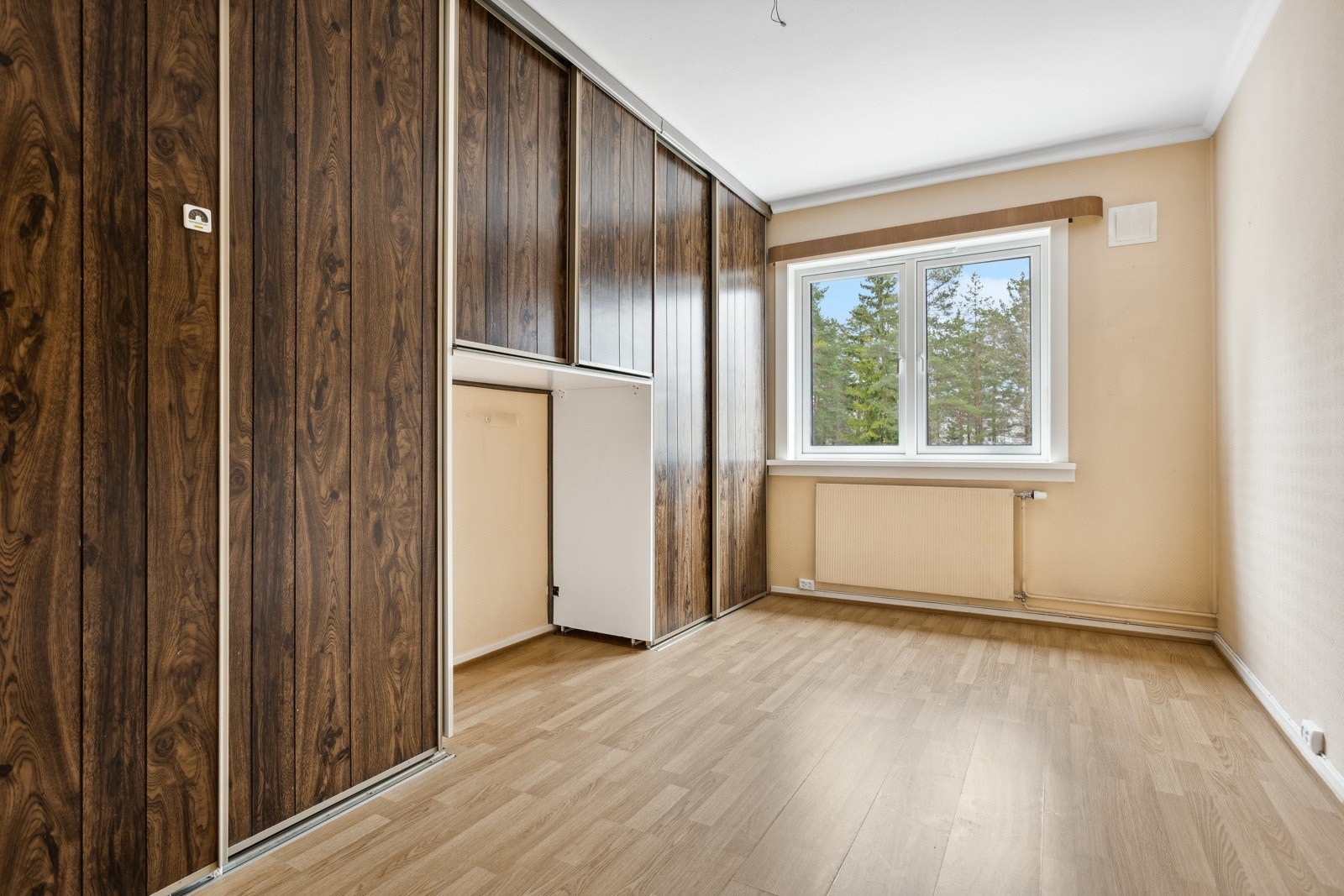 Leiligheten har to romslige soverom med god plass til dobbelseng, nattbord og garderobeløsning. Bildet viser soverom 1. Galleribilde