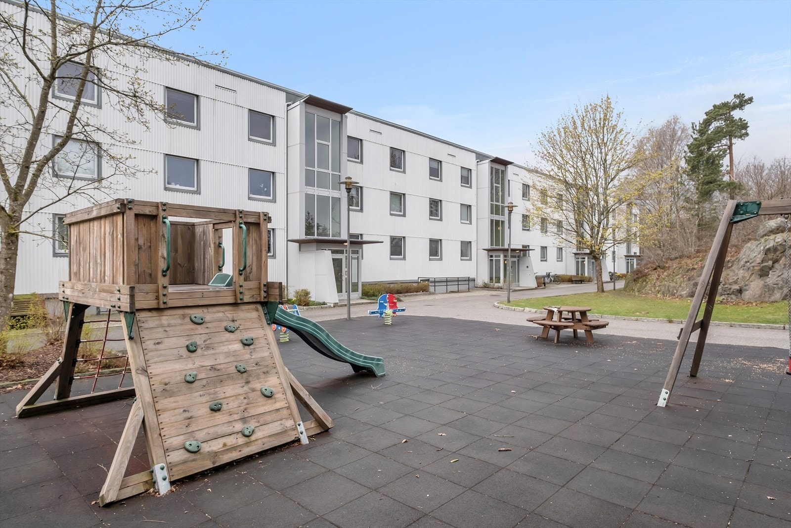 Hyggelig uteområde med lekeareal for barna Galleribilde