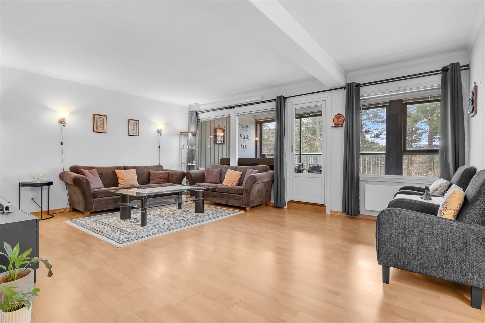 Praktisk leilighet. Romslig stue med utgang til innglasset balkong Galleribilde