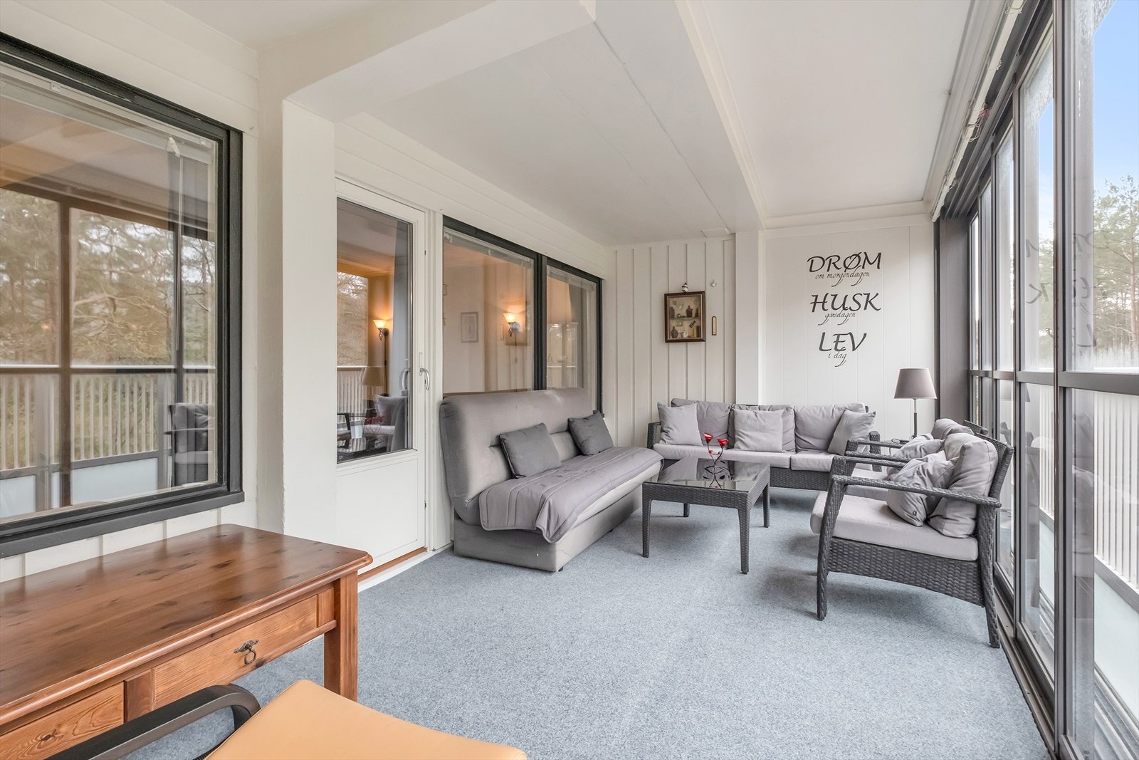 Flott, innglasset balkong Galleribilde