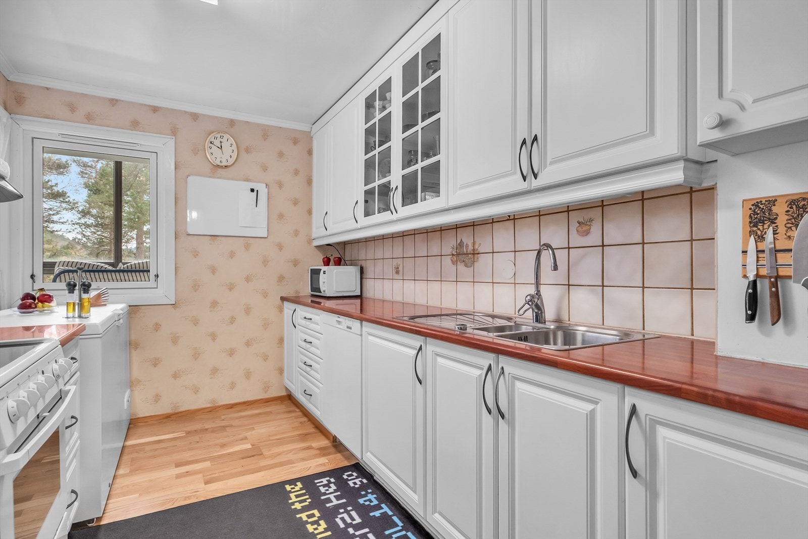 Kjøkken har godt med skapinnredning Galleribilde