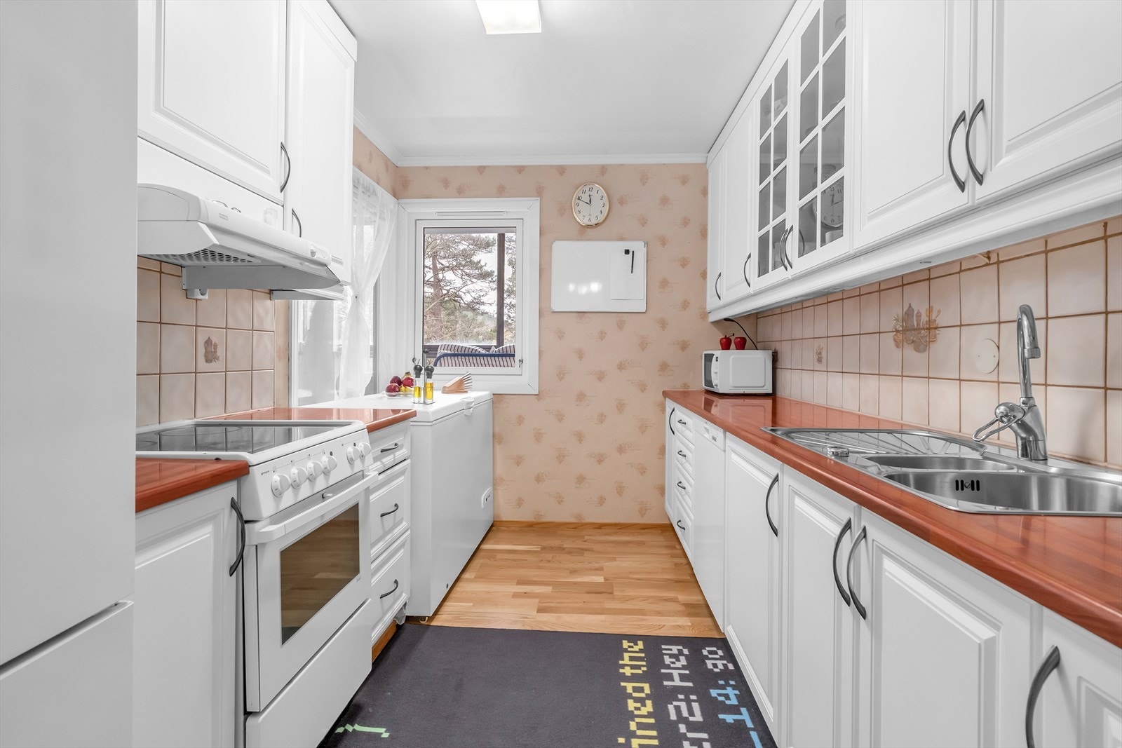 Kjøkken som har godt med skapinnredning Galleribilde