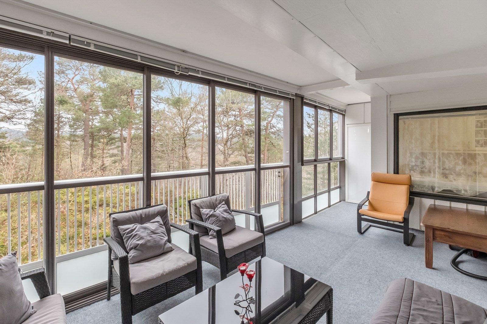 Stor, flott innglasset balkong Galleribilde