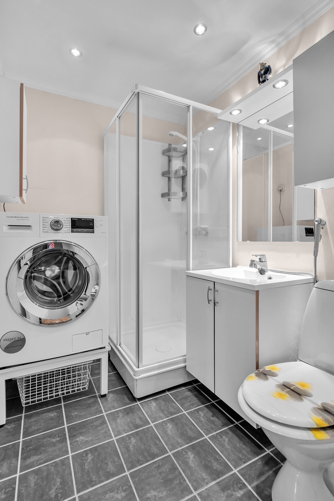 Bad med fliser på gulv og opplegg for vaskemaskin Galleribilde