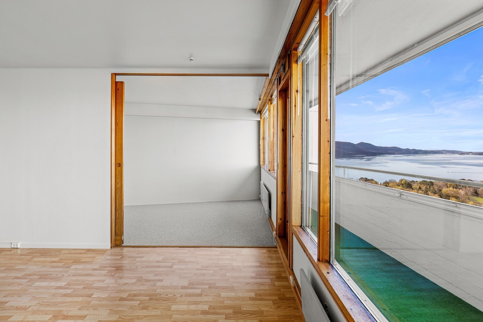 Fra stuen er det utgang til herlig innglasset sørvestvendt balkong. Galleribilde