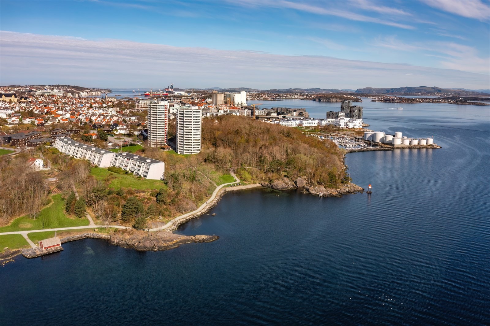 Det går sammenhengende flott tursti helt fra Lervig til Hillevågsvatnet. Galleribilde