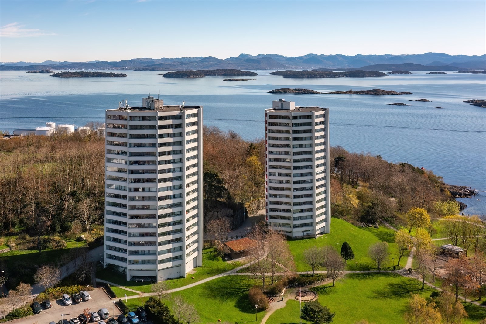 Et veldrevet borettslag med svært pent opparbeidet og velstelt tomt. Nyoppført sykkelbod synlig mellom blokkene. Galleribilde