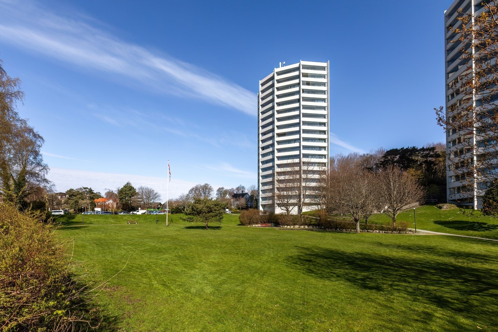 Leiligheten ligger sentralt i populære Rosenli. Her bor du med flotte turområder og strand like utenfor døren. Galleribilde