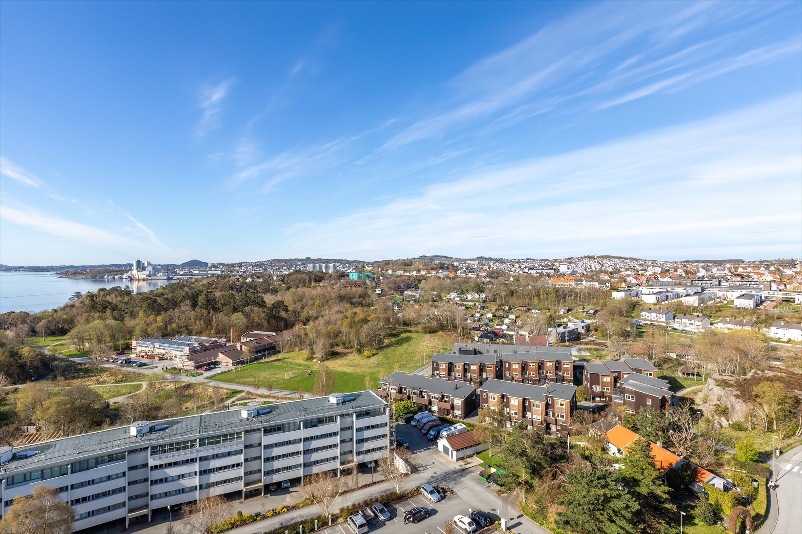 Leiligheten ligger høyt og fritt i byggets 15. etasje. Galleribilde