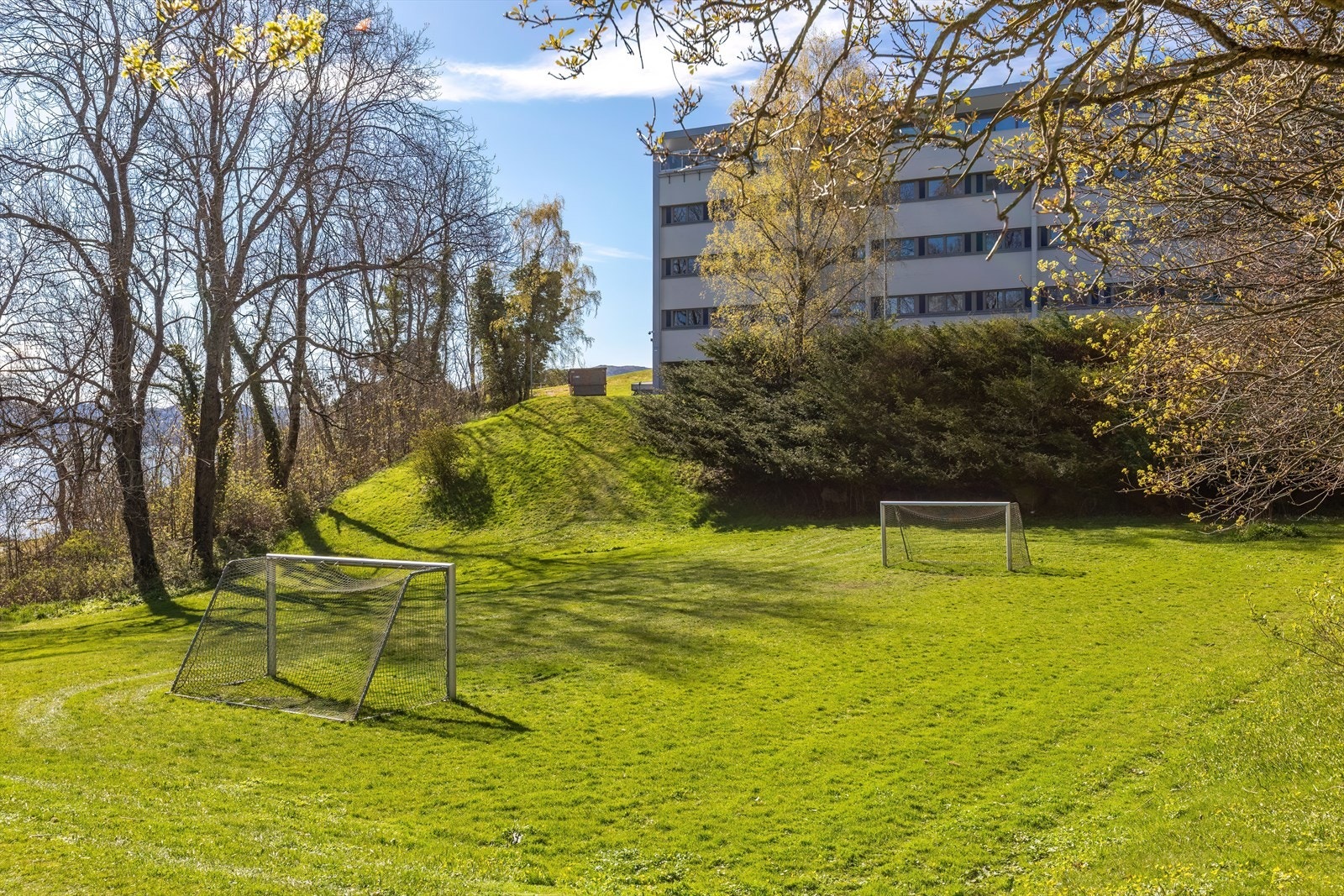 Borettslaget har pent opparbeidet fellesareal som fritt kan benyttes av beboerne. Galleribilde
