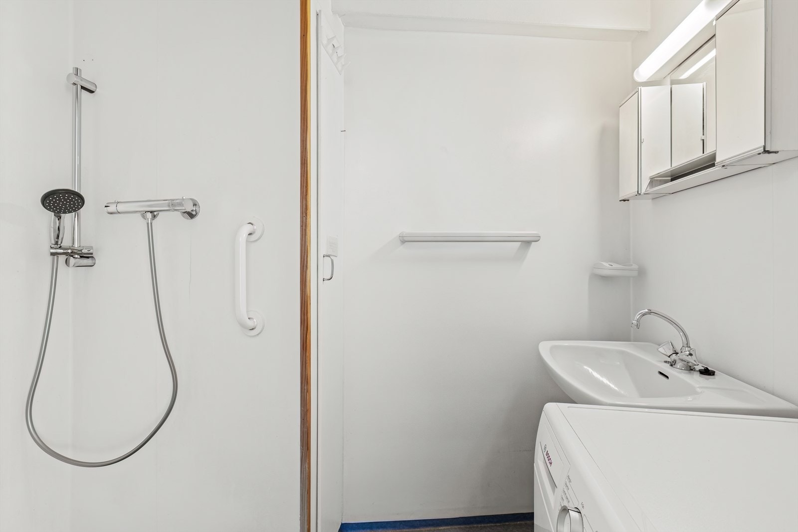 Leiligheten har separat toalettrom og bad. Badet har våtromstapet/belegg på vegger og vinylbelegg på gulv. Galleribilde