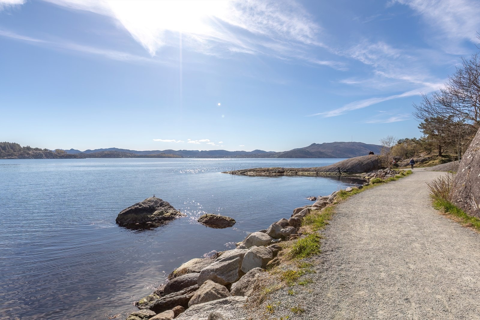 Det tar ca. 25-30 minutter å gå til Stavanger sentrum med alt man måtte ønske av fasiliteter og servicetilbud. Galleribilde
