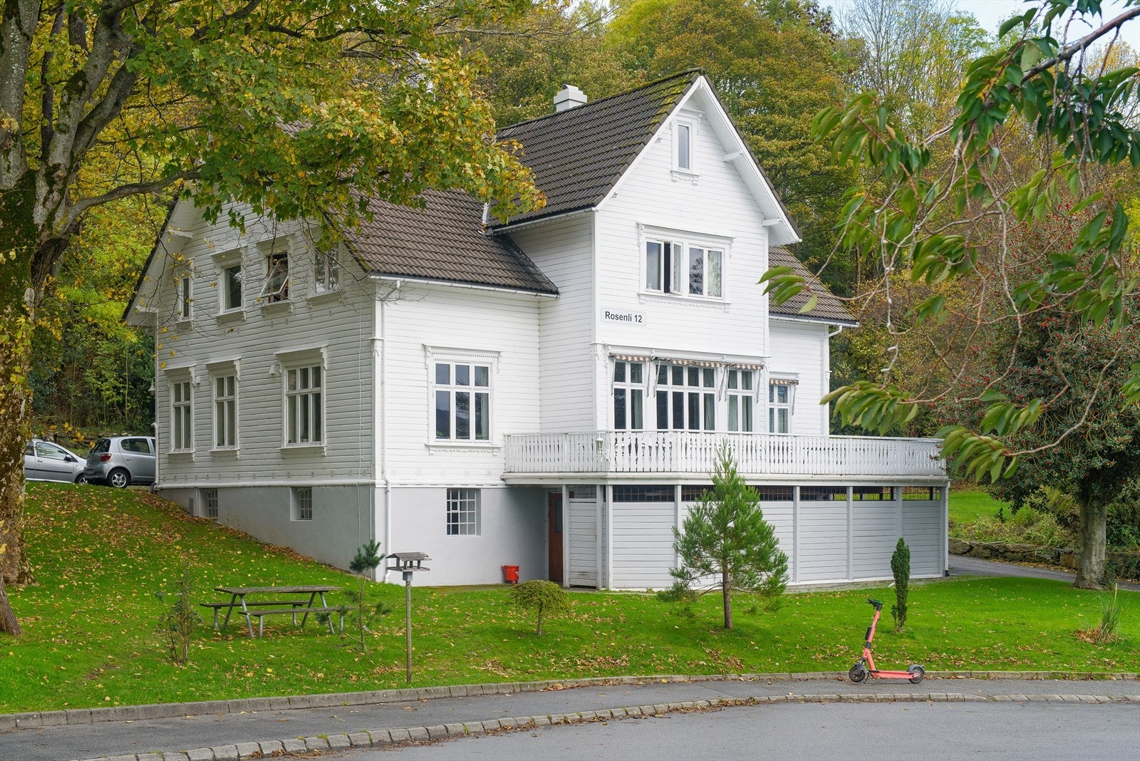 Borettslaget eier Edlandshuset som rommer 2 selskapslokaler, og gjesterom som kan leies rimelig. Galleribilde