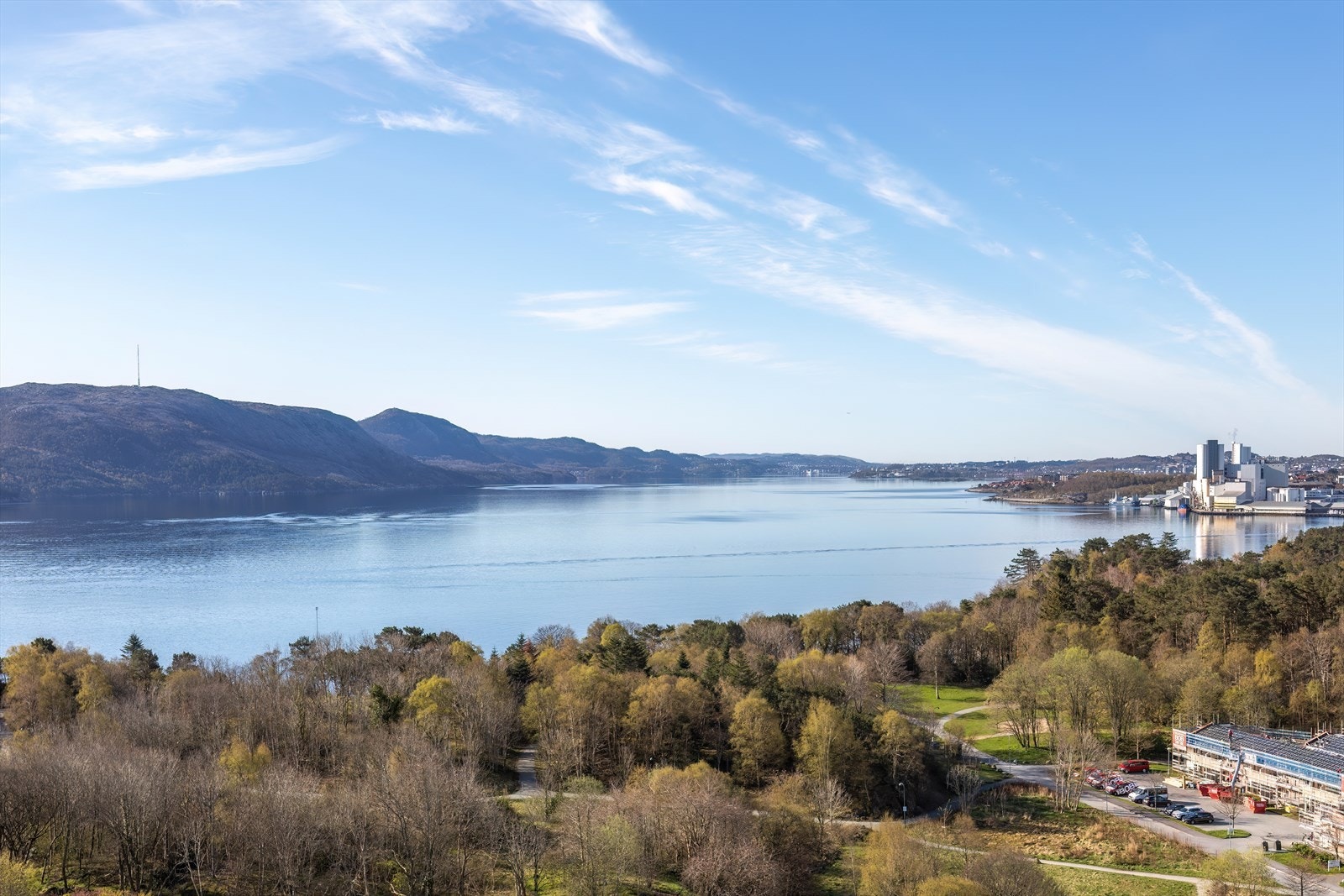 Fra leiligheten har man fantastisk utsikt til Gandsfjorden, fjellene i Daleområdet, og de herlige grøntarealene Rosenli har å by på. Galleribilde