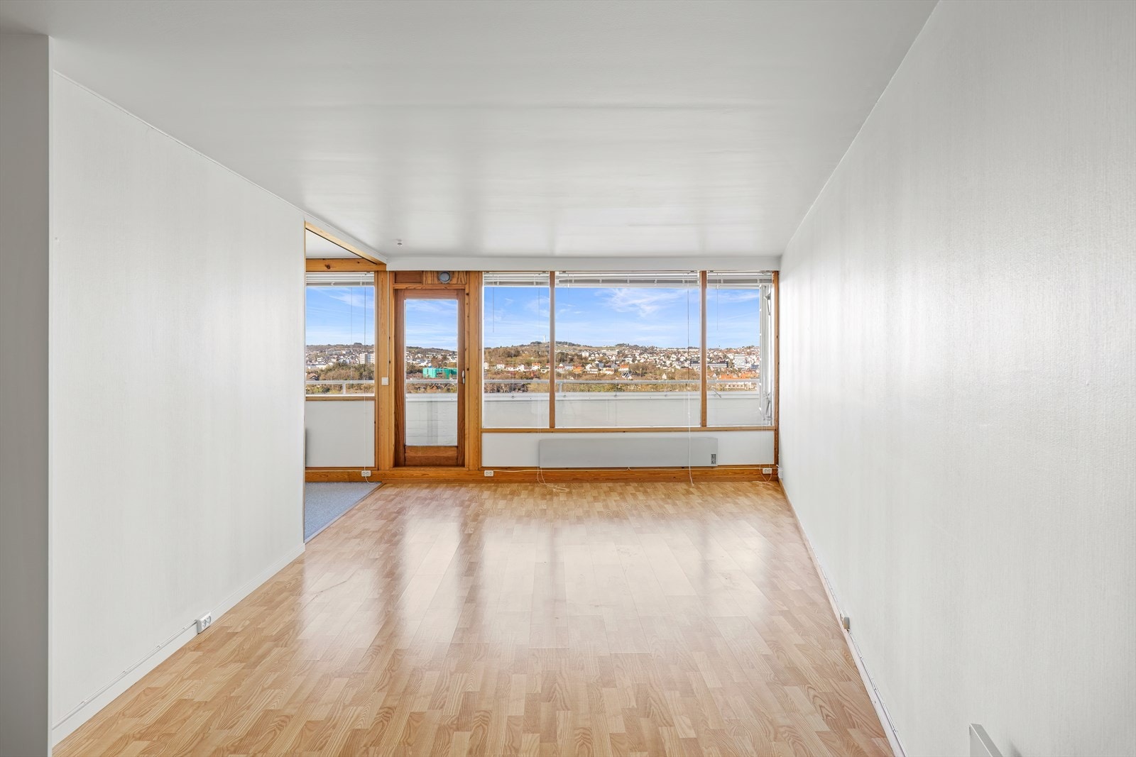 Romslig stue/kjøkken med laminat på gulv. Galleribilde