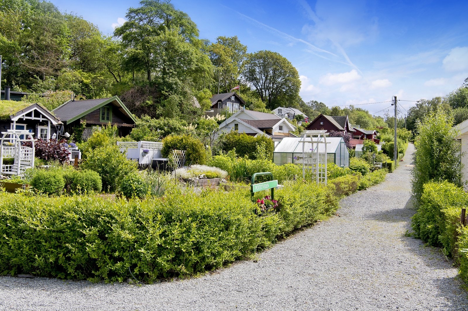 Sommerhalvåret er det åpent i kolonihagen like ved, en trivelig plass å legge turen gjennom. Galleribilde