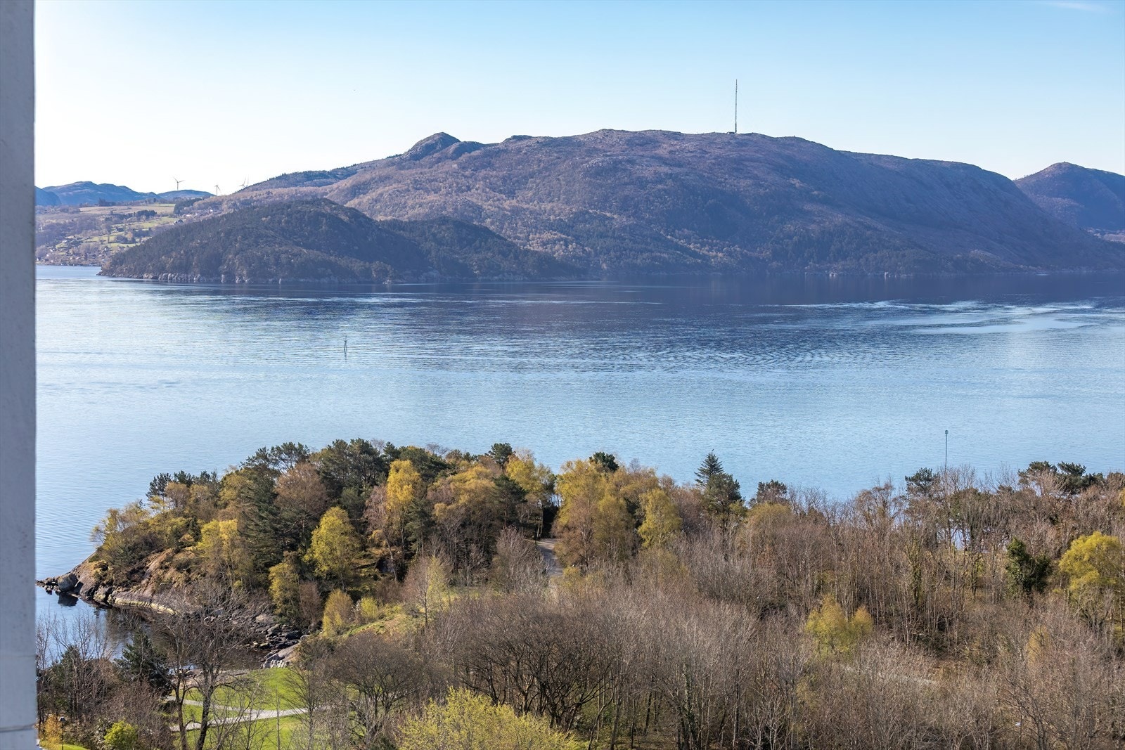Optimal beliggenhet for deg som ønsker å bo sentralt, men allikevel med umiddelbar nærhet til sjø og natur. Galleribilde