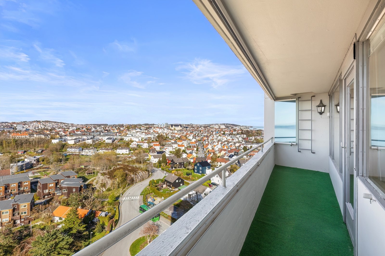 Her bor du i rolige og naturskjønne omgivelser men allikevel med kort avstand til byen. Galleribilde