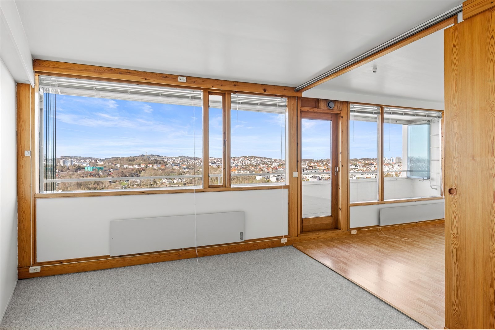 Leiligheten har beholdt den originale skyvedøren mellom stue og soverom. Galleribilde