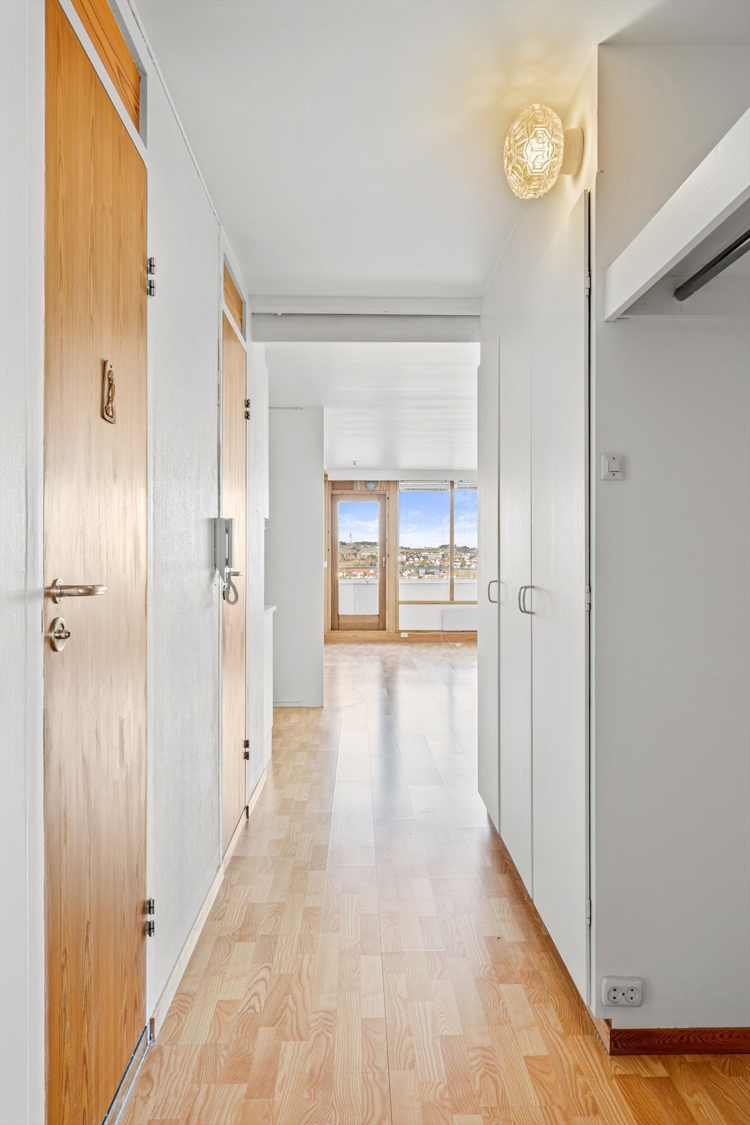 De er enkel adkomst fra bakkeplan via heis opp til leiligheten. Galleribilde