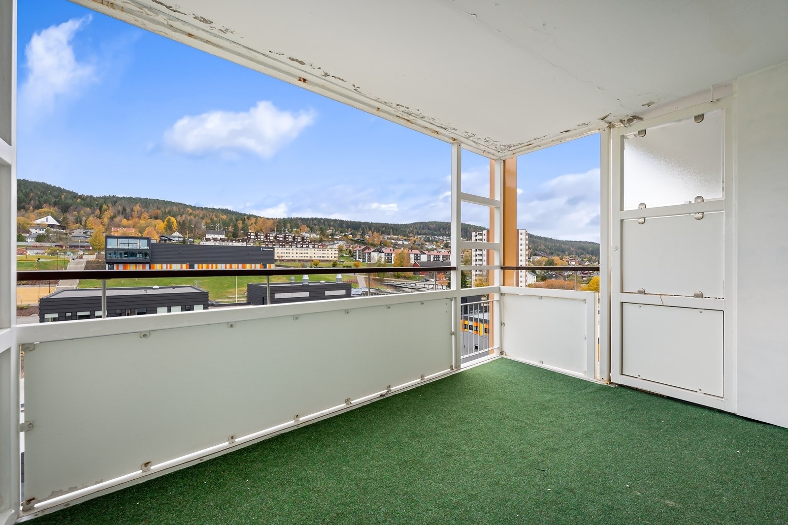 Sydvestvendt balkong med god plass til sittegruppe. Galleribilde