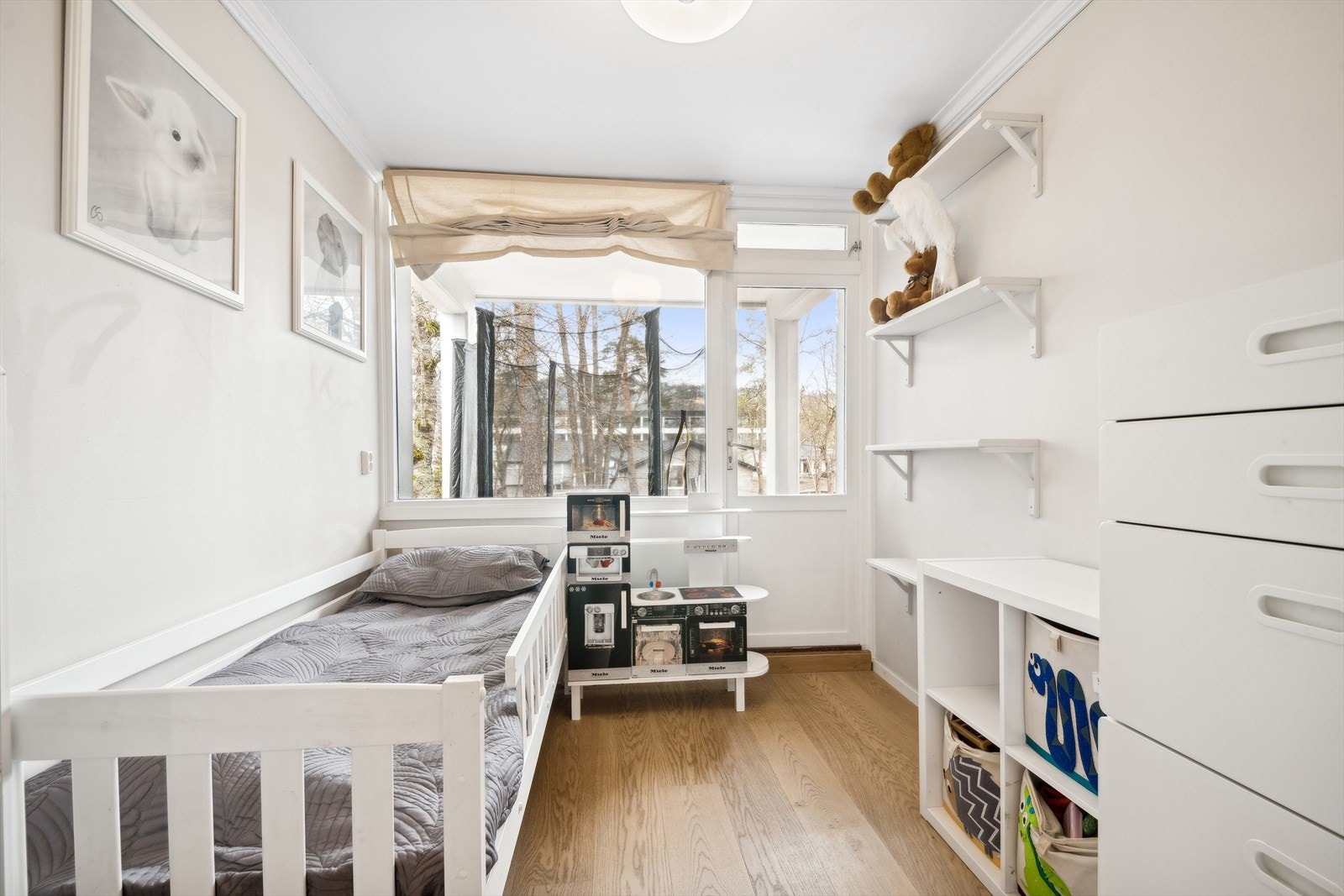 Lyst og hyggelig barnerom. Galleribilde