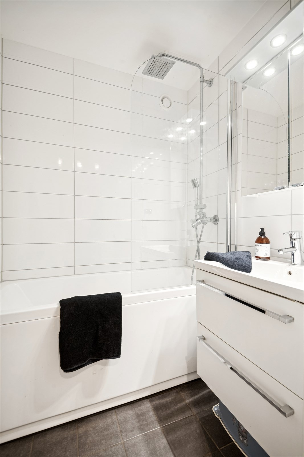 Badet fra 2012 har badekar og regndusjløsning. Det er i 2024 satt inn nytt servantskap og servant med ettgreps blandebatteri. Galleribilde