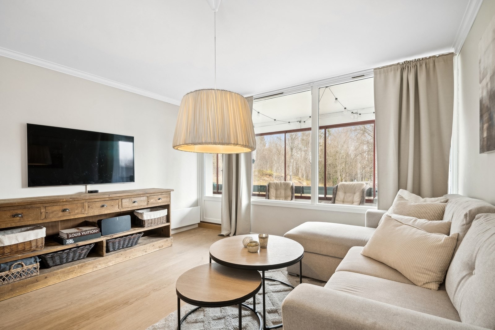 I stuen er det god plass til ønsket sofagruppe og tv-benk. Galleribilde