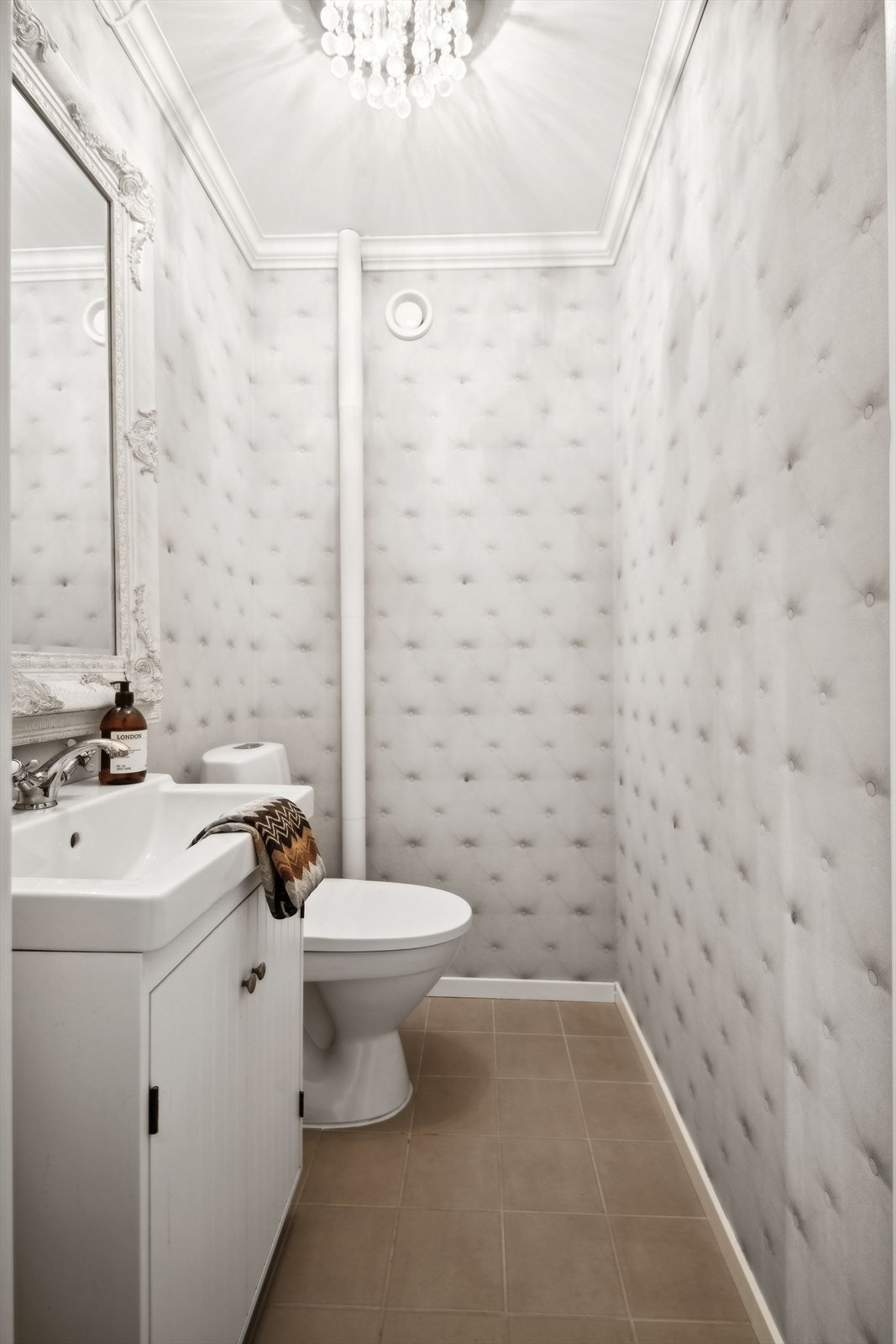 Separat toalettrom med wc og servant. Galleribilde