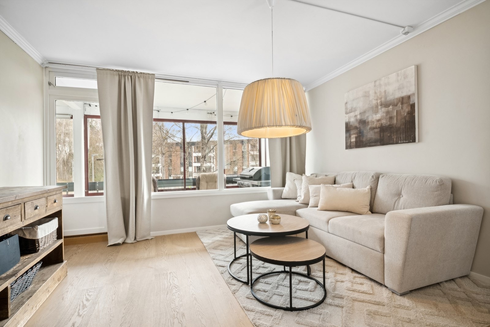 Stuen er malt i tidsriktige fager og har lekker 1-stavs eikeparkett på gulvet. Galleribilde