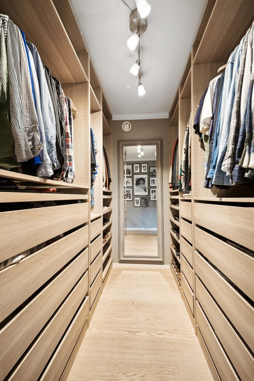 Walk-in garderoben har en gjennomtenkt løsning med svært godt utnyttet plass som gir maksimalt med lagring. Galleribilde