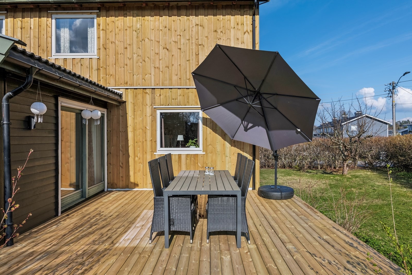 Nyt de kommende sene sommerkveldene på denne terrassen Galleribilde