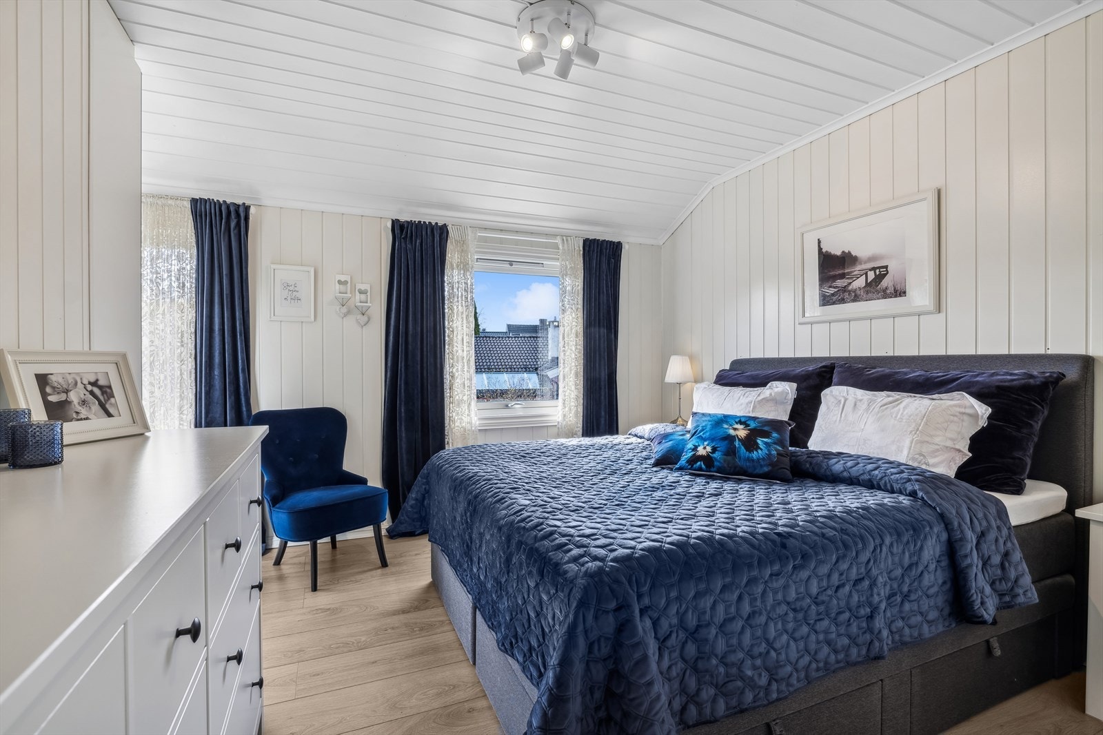 Rundt "svingen" har du et garderobehjørne Galleribilde