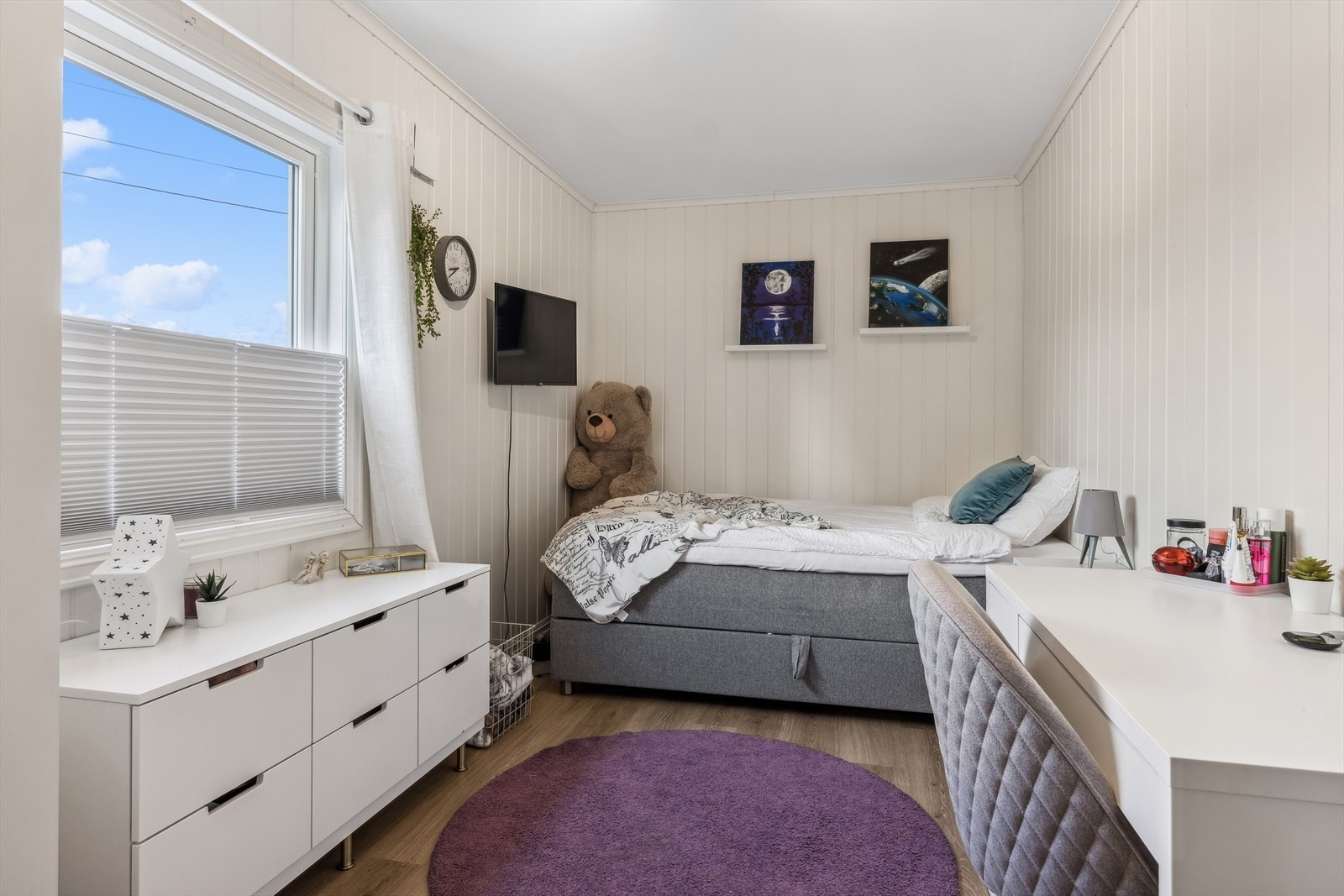 Soverom i 1. etasje er et perfekt barnerom/ungdomsrom Galleribilde