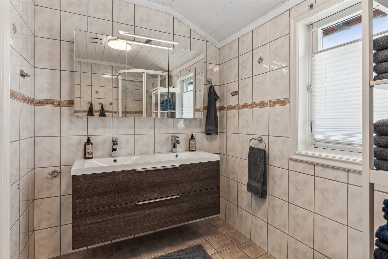 Bad i andre etasje har en god størrelse, men er litt eldre og må nok oppgraderes etter hvert Galleribilde