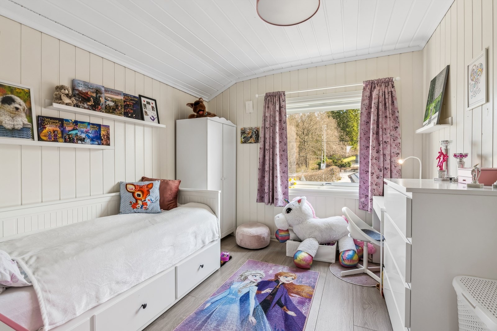 Soverom tre passer til barn, hjemmekontor eller kanskje et hobbyrom Galleribilde