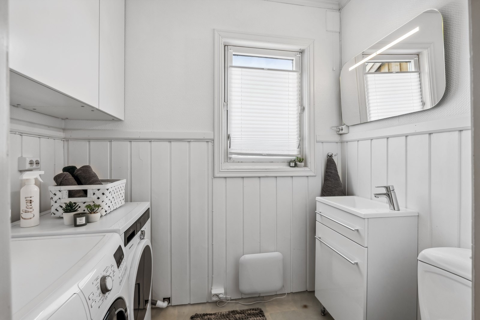 Vaskerom i 1. etasje med et gjestetoalett er meget praktisk Galleribilde