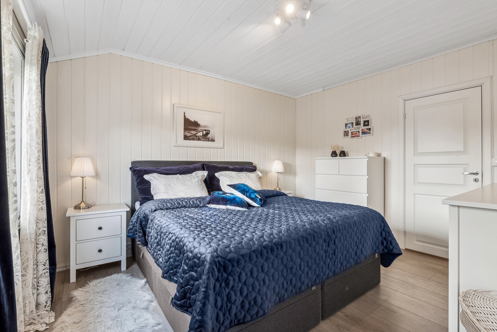 Hovedsoverommet har en god størrelse og her kan nattesøvnen nytes Galleribilde