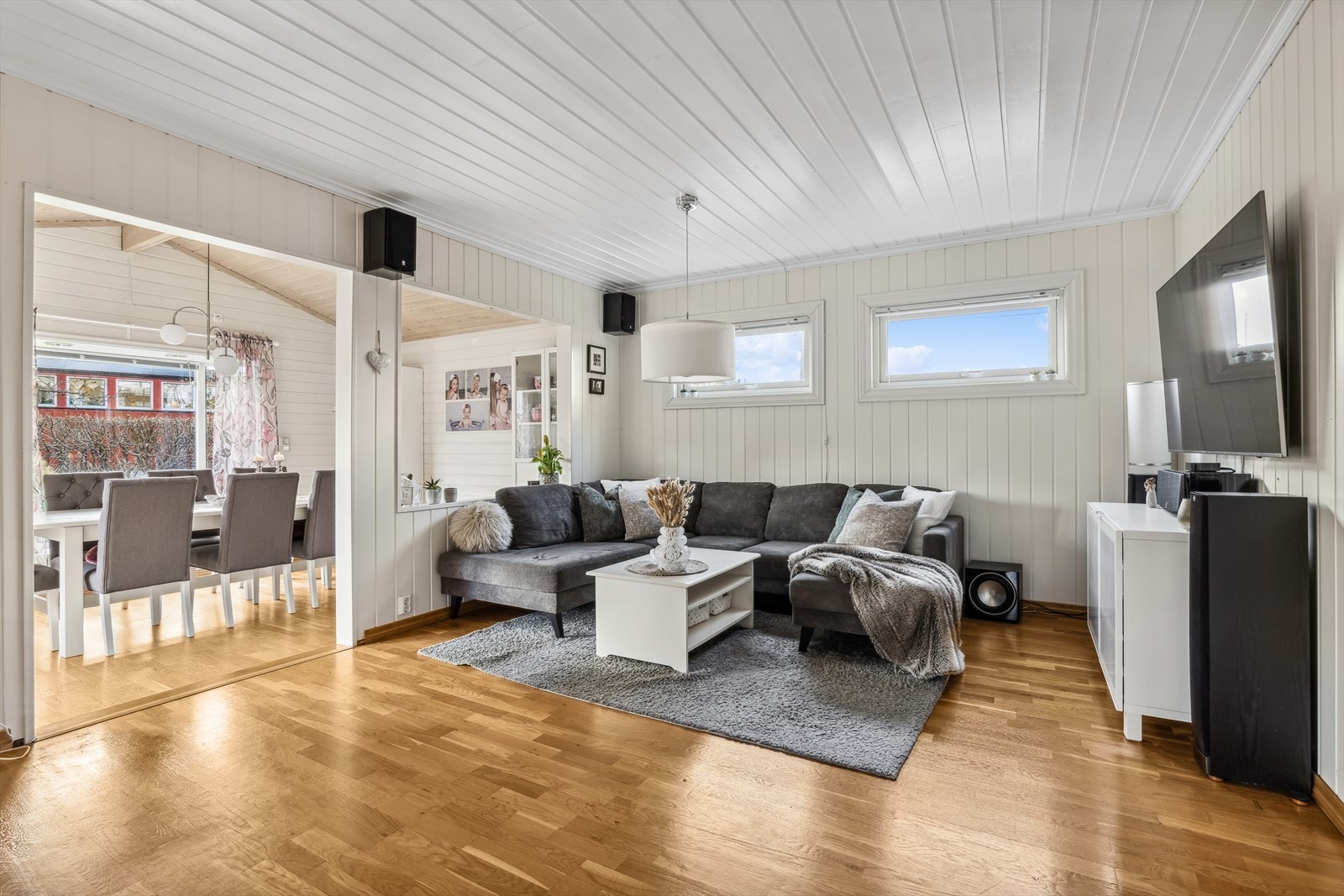 Høye vinduer gir mindre gjenskinn på TV, det er smart det Galleribilde