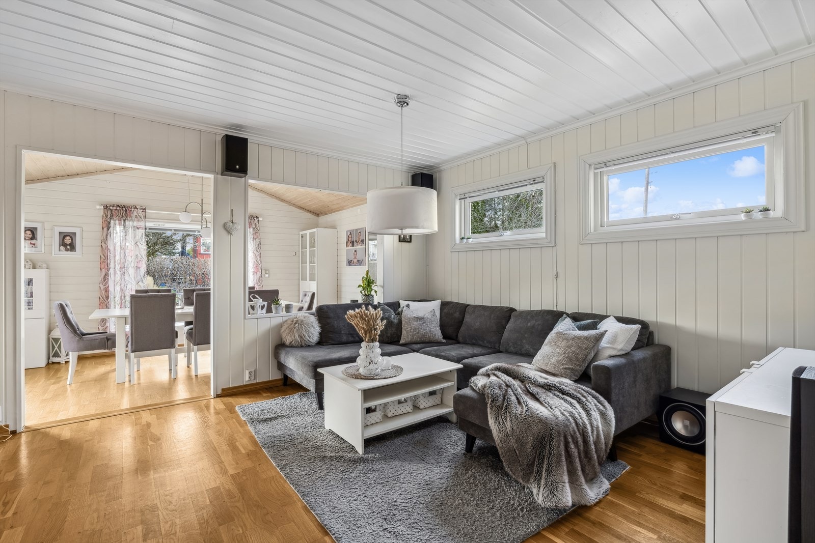 TV stuen er romslig og det er plass til en stor og behagelig sofa Galleribilde