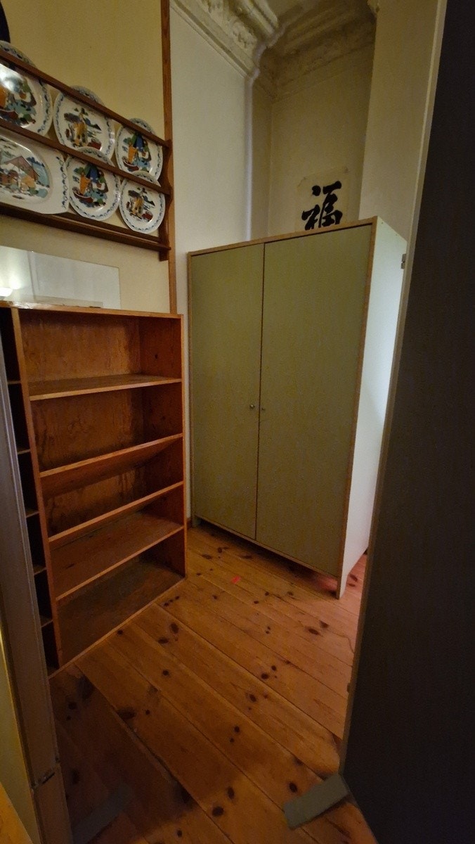 5 hyller og stort klesskap Galleribilde