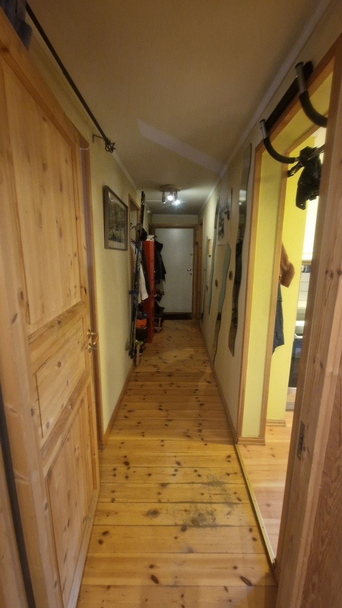 Gangen med inngangsdøren. Bildet tatt fra badet, Kjøkkenet inn til høyre og stuen inn til venstre Galleribilde