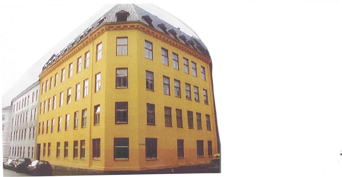 Bygården på enden av Hesselbergsgate. Inngangen i Falsensgate. Leiligheten og ditt rom ligger i 1 etasje og andre vindu på venstre siden fra midten Galleribilde