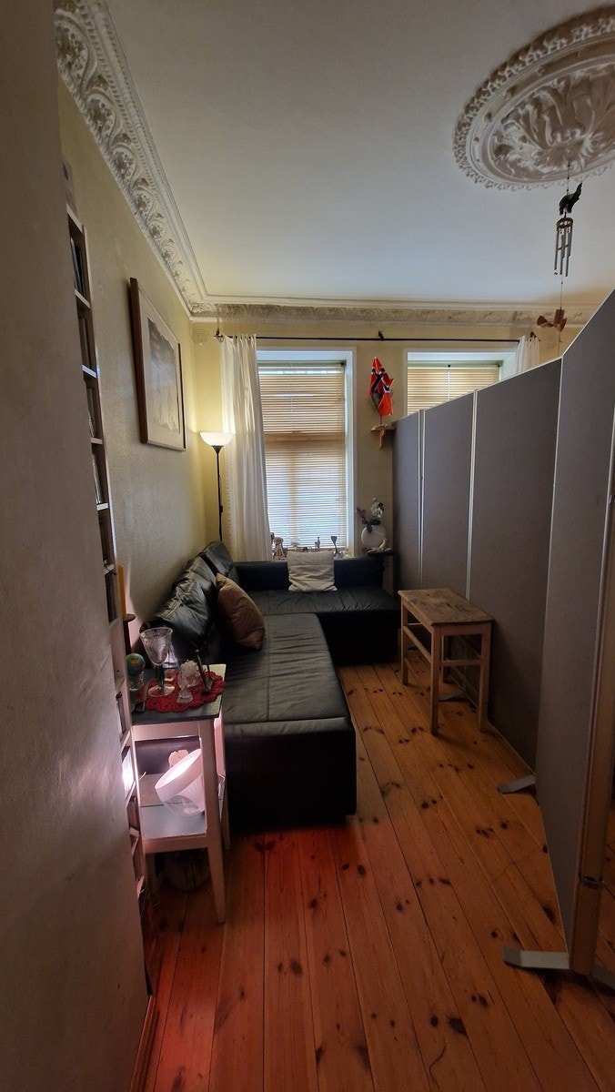 Stuen delt i to med tykke skillevegger. Ditt rommet er totalt 7,5 kvm2 Galleribilde