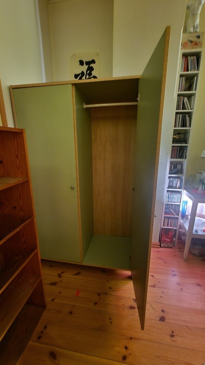 Klesskapet, tynn hylle og sidebordet til sofaen Galleribilde