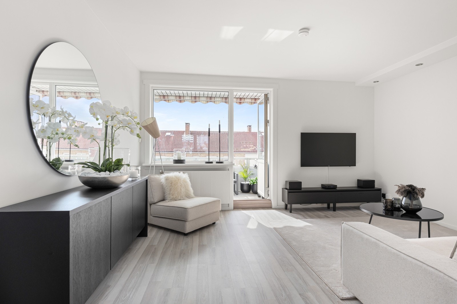 Velkommen til Rugveien 8, presentert av Schala & Partners ved Torfinn Sørvang, tlf. 977 59 812. Galleribilde